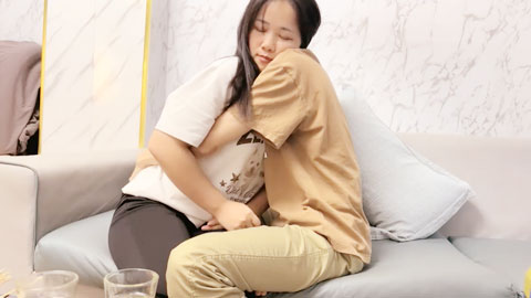 迷妹推荐--专约良家骚货，吃饱喝足操逼，扒掉内裤舔骚逼，各种姿势轮番输出