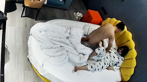 迷妹推荐--超清镜头偷拍_美女穿着黑丝被内射后又用嘴清理