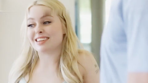 美女来看房子，没钱付房租费只能肉偿，满足一下房东，脱掉衣服奶油白身体，扑上去就疯狂舔逼，抽插骚穴