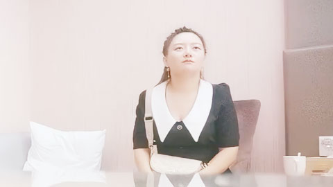 迷妹推荐--深夜约大奶骚女，丝袜大屁股舔屌，抬起双腿正入猛操，上位骑乘后入肥臀