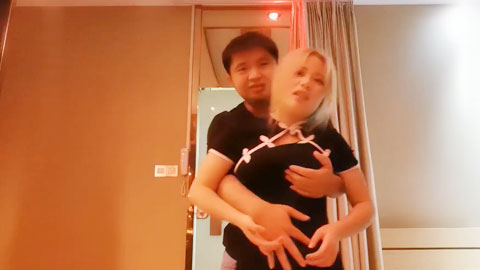 迷妹推荐--小伙会所选妃，连换四个选中极品美乳，最后选了这个黄发妹掰穴抽插