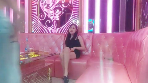 迷妹推荐--歌厅唱歌操逼，骑在身上摸摸搞搞，扒下内裤扣穴抽插