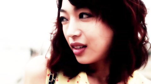 两个女人在有风景的海滩--上