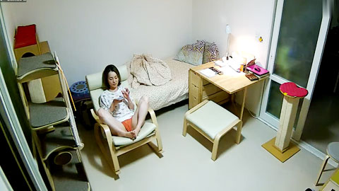 迷妹推荐--妹子家中自慰,看看女的背着男的都干的啥事