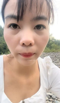 天气炎热寻刺激，户外小溪有那么多人，脱光游一会儿