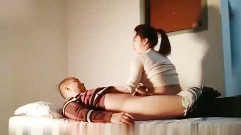 迷妹推荐--老熟人不用太多客套，撩衣服就吃奶，脱衣服掰穴研究舔逼