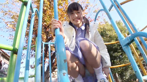 娇小瘦弱的身体被两位陌生大叔侵犯