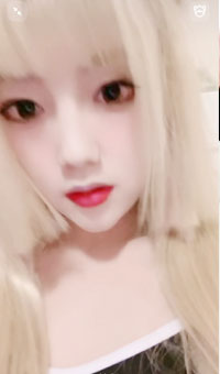 极品嫩妹穿着吊带，吐着小软舌来回画圈勾引