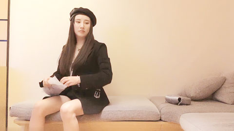 迷妹推荐--约了个性感黑帽妹子，摸奶调情口交后入大力猛操