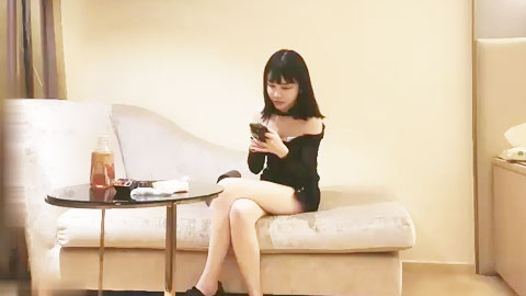 迷妹推荐--高素质外围妹子，黑衣短裤沙发舌吻调情，舔屌口交侧入大力抽插猛操，操的妹子呻吟连连