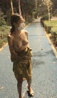 成都街头，小萝莉挑战露出，行人车辆时不时经过，又害羞又兴奋蹦蹦跳跳