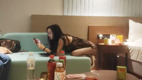 迷妹推荐--美腿外围骚女，扶着浴室门后入，高跟鞋扛起双腿猛操打桩机