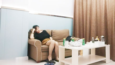 迷妹推荐--网聊168CM良家少妇，喝喝酒调调情，骚起来骑在身上，扒掉裤子迫不及待插入，搞得少妇舒服了