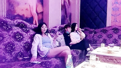 迷妹推荐--连续叫几个公主，两男两女同场啪啪_