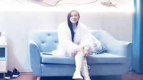 迷妹推荐--都市时尚妹，跪着卖力口交，扯头发后入抽插，呻吟不断