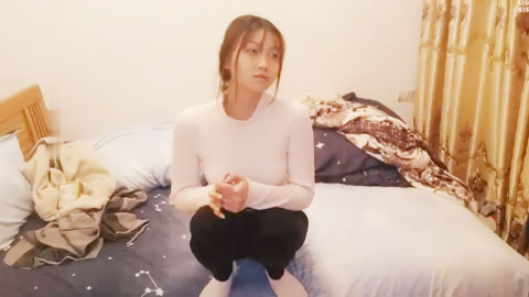 迷妹推荐--约涉世未深的粉嫩嫩萝莉到出租屋做爱，前凸后翘好身材，大长腿胸前鼓胀饱满，压上去啪啪抽送操穴