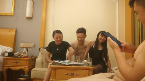 迷妹推荐--33岁良家夫妻，色情游戏，交杯酒调情，渐入佳境互换