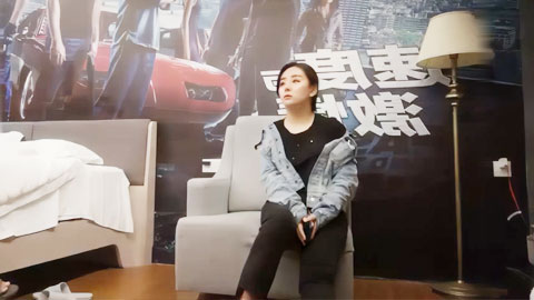 迷妹推荐--重金约了个小少妇，甜美外形下没想到床上这么放荡，谈笑风生饥渴欲女喜欢这份职业