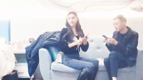迷妹推荐--性感黑衣御姐风情销魂，真是顶级尤物啊，时尚撩人苗条大长腿