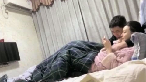 迷妹推荐--真实全程对白精彩配字幕，酒吧搭讪套路空姐，带到房间陪打游戏无套拿下