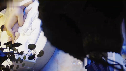 迷妹推荐--偷拍精神小伙新年给丰满富姐送出第一炮作为问候呻吟给力