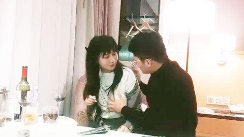 迷妹推荐--勾引良家姑娘，红酒调情，酒过三巡感觉上来激情啪啪，粉嫩美乳一线天