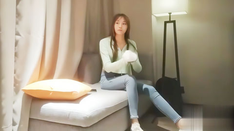 迷妹推荐--青春少女大长腿操到沙发都移位