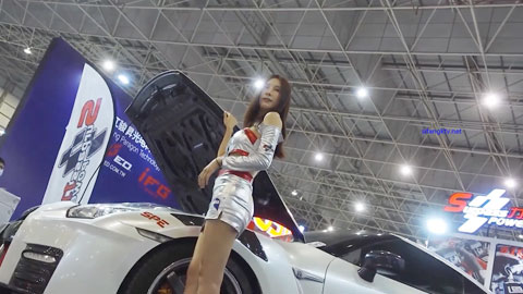 迷妹推荐--偷拍大神车展抄底女神车模_美女主持裙底风光