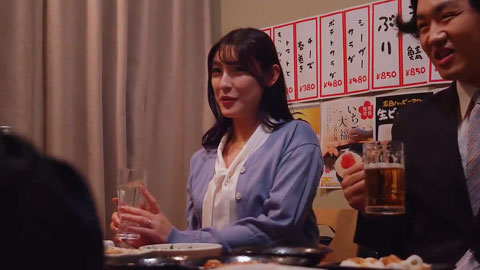 酒店偷窥事件……一位美丽的丰满妻子被拍到与她已婚同事的阳刚鸡巴疯狂啪啪__001