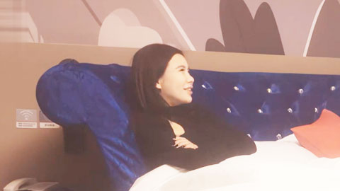 迷妹推荐--小伙约风韵犹存气质少妇，特意把骚逼怼着镜头给狼友看，各种姿势尝试一下，果然还是大姐姐魅力大！