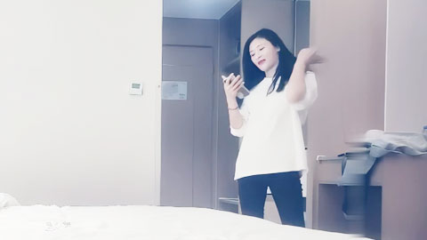 迷妹推荐--白衣高颜值外围妹，美乳粉B没草几下起争执没搞了