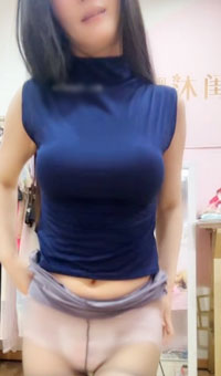 与土豪视频骚舞诱惑，尺度全开，掰穴揉奶，怼屏幕模拟啪啪，骚穴尽在眼前