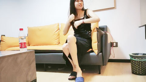 迷妹推荐--纹身小伙2500约炮身材娇小的美少妇各种姿势干到爽歪歪