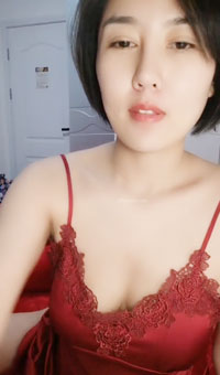 婚房直播 新娘中途打电话聊骚 聊完受不了就开始自慰，这么淫荡吧！太反差了！