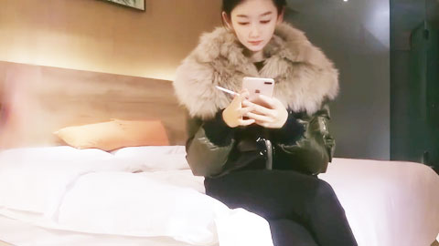 迷妹推荐--约生他01年肤白嫩妹被按着狠狠抽插发出超骚浪叫声