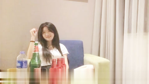 迷妹推荐--朋友和他女友吵架，我找来房间喝酒，猜拳，一步步套路，最终完美拿下