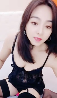 超级骚的女神~首次约网友啪啪~舔脚~喷水秀