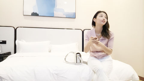 迷妹推荐--长相甜美白裤大奶外围妹，镜头特写深喉口交，扶着小腰后入