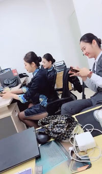 佛山院子售楼部经理光天化日潜规则售楼员小姐姐，无所事事没有业务拉到卫生间打一炮解解压