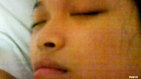 迷妹推荐--乱伦禽兽叔叔在晚饭的汤里下药迷倒19岁的侄女乱伦草她嫩逼