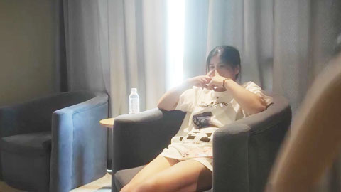 迷妹推荐--神似张含韵的小姐姐，双乳满分，高抬玉腿侧插直达花心爽歪歪