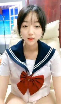 清纯乖巧邻家妹妹新买的学生制服，穿上给大家看