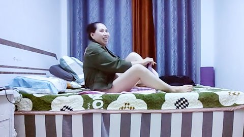 迷妹推荐--家中亲自下厨吃饭，卧室内情趣丝袜，抠逼操穴百依百顺，对白精彩刺激