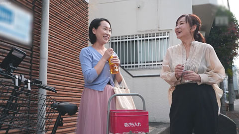 成为纪念裸模替代品的大胸女士，注意到我肿胀的鸡巴，滴着爱汁_001