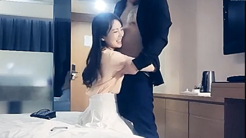 迷妹推荐--粉衣白裙小女生的逼毛黑黝黝浓密揉搓亲吻情欲沸腾猛力扣舔妹子娇吟销魂迎合舒爽啪啪奋力抽插深顶