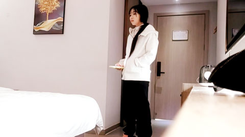 迷妹推荐--文静乖巧妹妹抹上润滑油直接操，一进一出爽的娇喘连连，侧入姿势更舒服