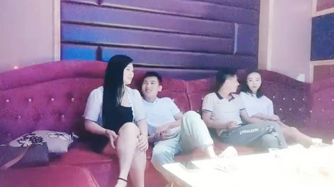 迷妹推荐--深夜场叫了两个妹子一人一个4P，沙发上翘起屁股后入撞击