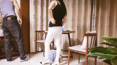 迷妹推荐--清纯少妇致命诱惑操良家，揉捏臀部半脱下裤子，倒立69姿势深喉口交，扶着椅子后入抽插猛操