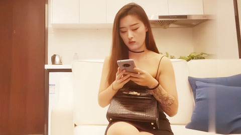 迷妹推荐--高颜值吊带妹子，镜头前口交舔弄摸逼特写抬腿后人，性格美臀上位骑坐抽插