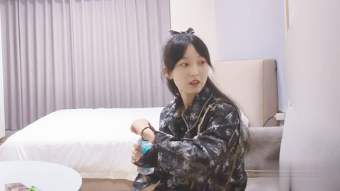 迷妹推荐--约炮极品外围，长相甜美性格腼腆，小穴特别紧，在床上极度反差骚浪